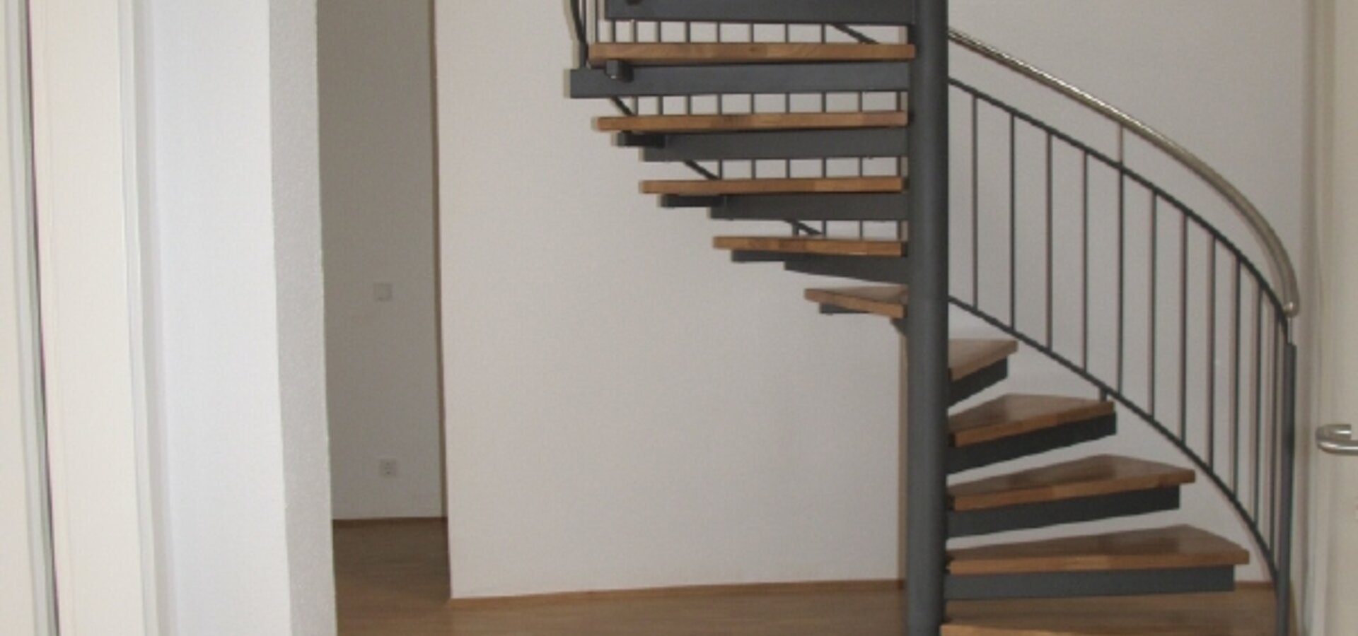 Korridor mit Wendeltreppe