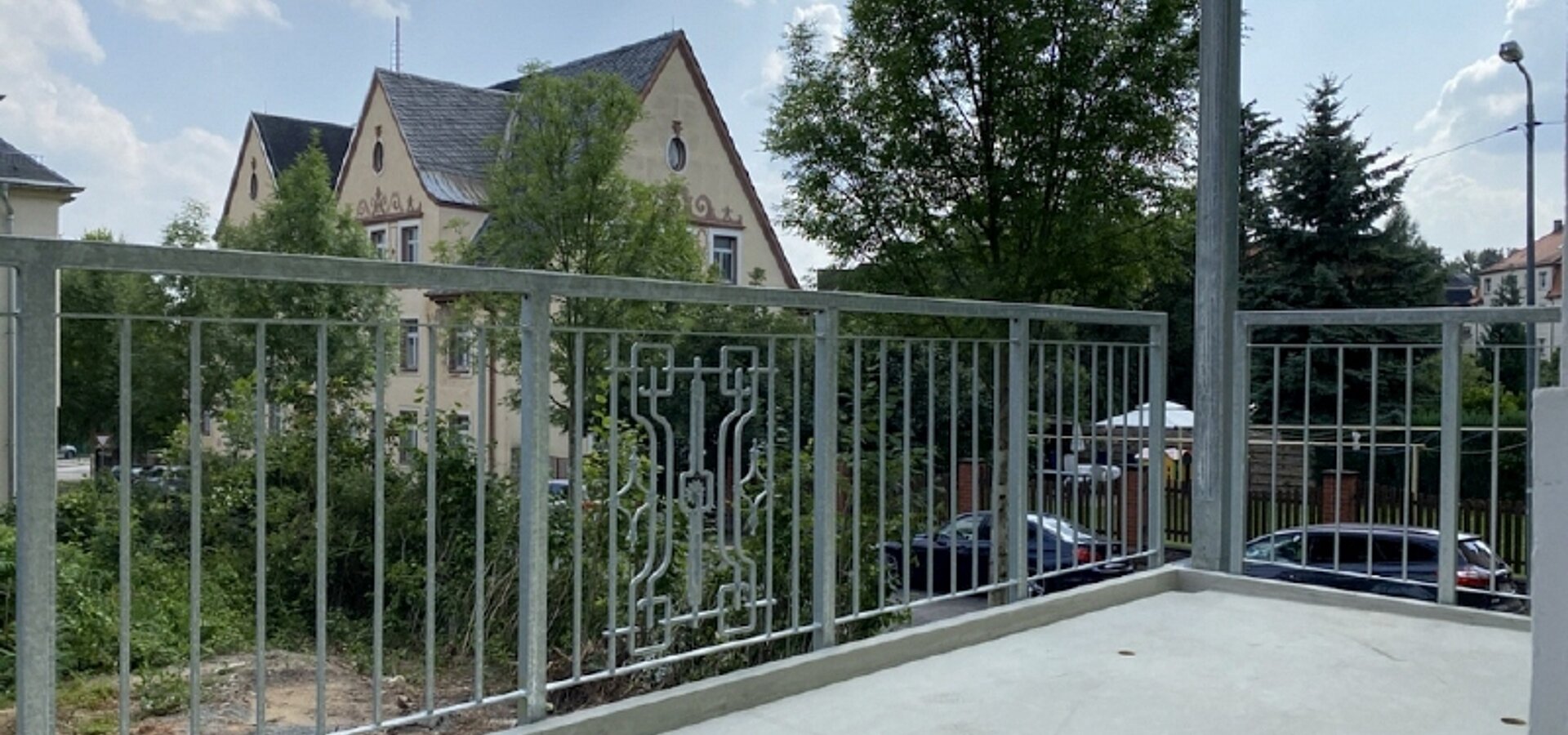 großer sonniger Balkon