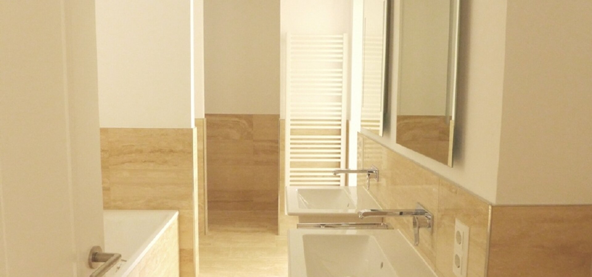 Großes Badezimmer