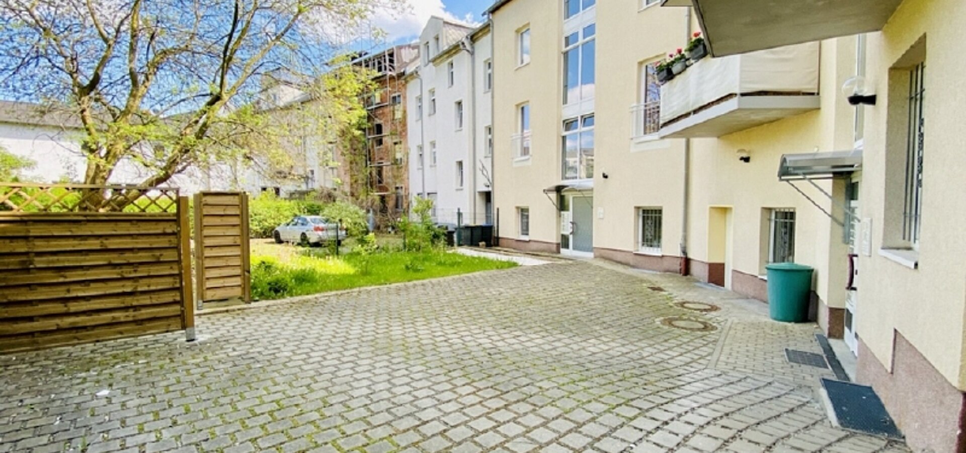 Hausansicht Rückseite mit Hof