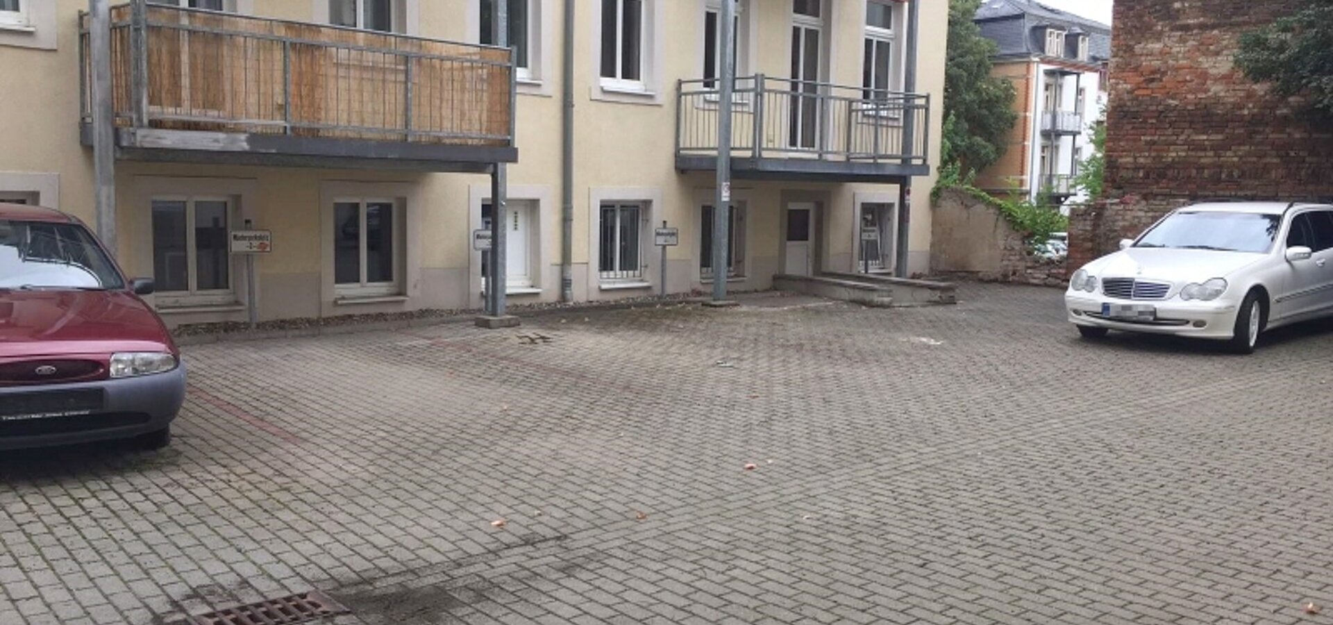 Hinterhaus mit Parkplatz