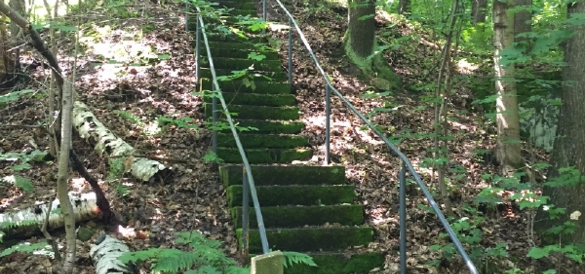 Aufstieg zum benachbarten Turm