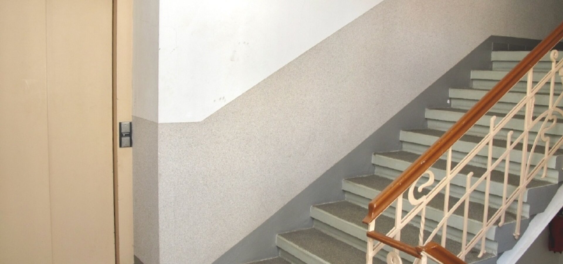 Treppenhaus mit Lift