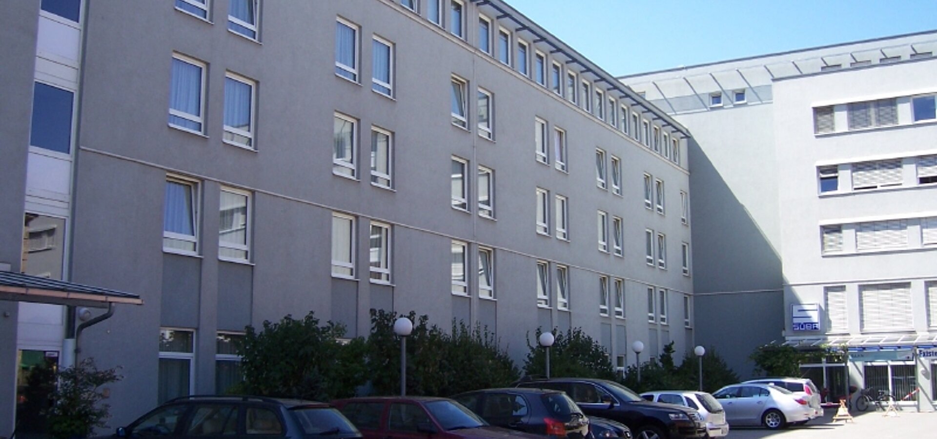 Innenhof mit Parkplätzen