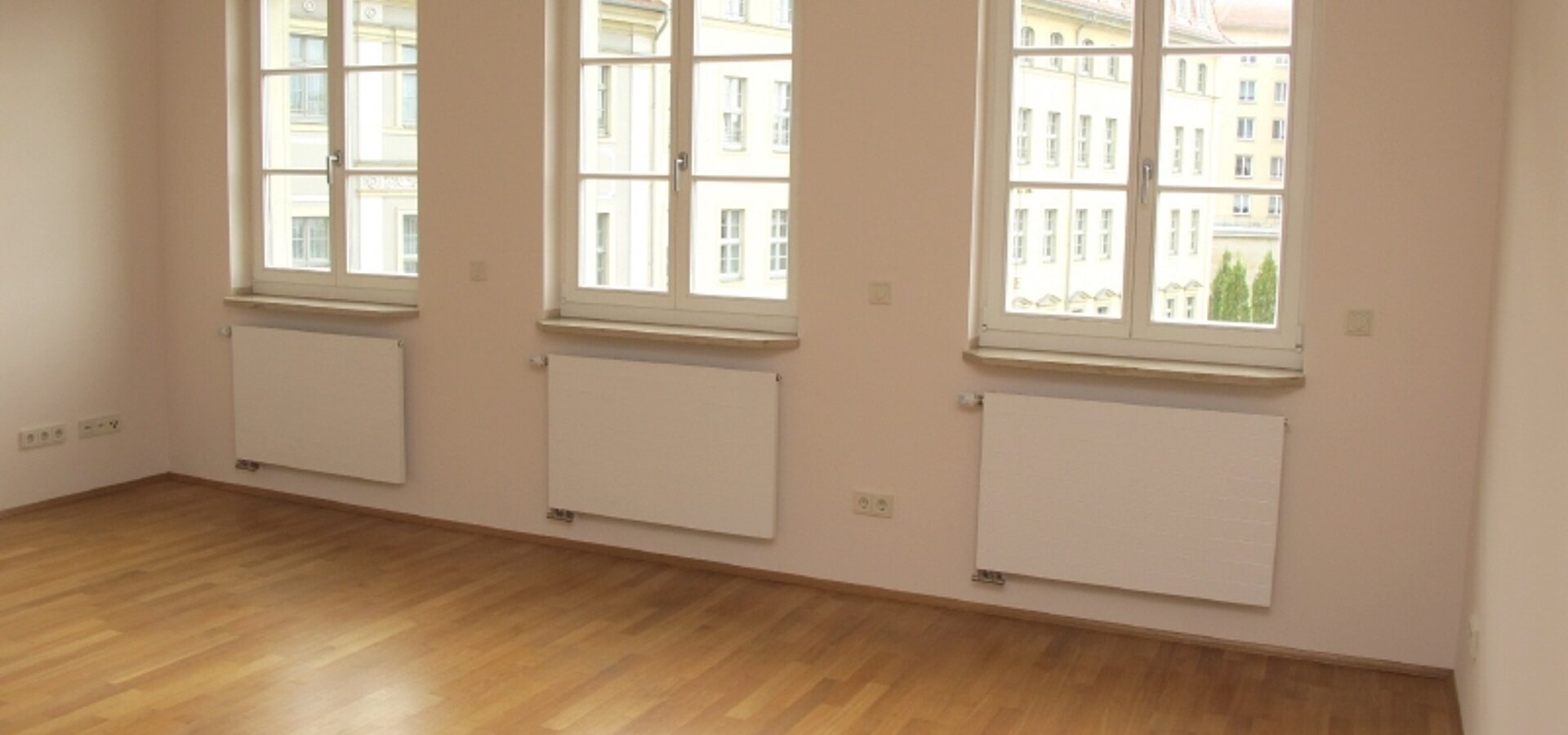 lichtdurchfluteter Wohnraum