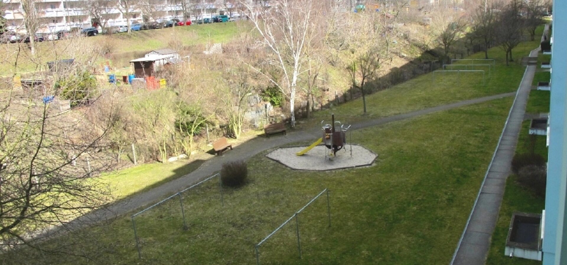 grüner Innenhof mit Spielplatz