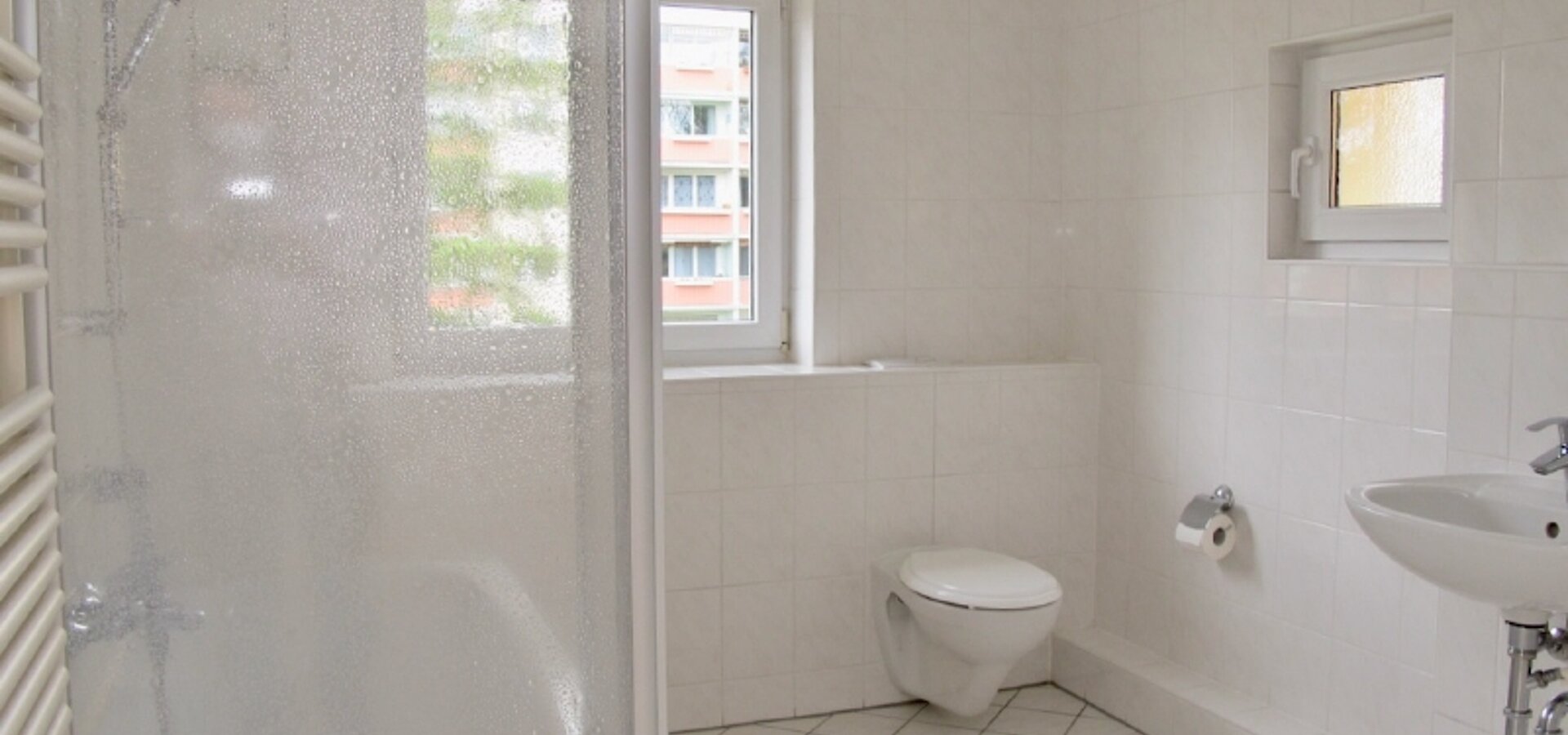 10 Tageslichtbad mit Wanne