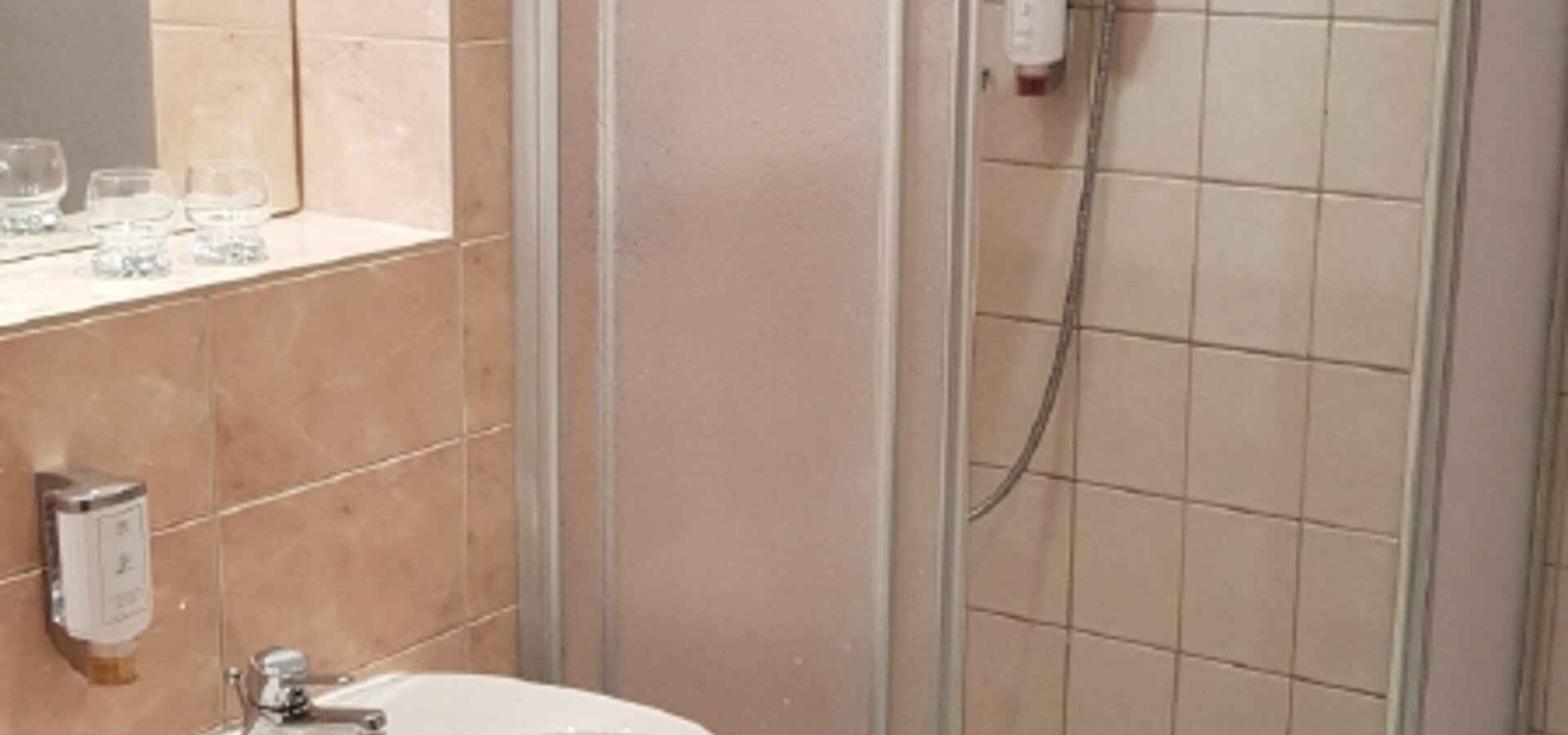 Bad mit Dusche (Beispiel)