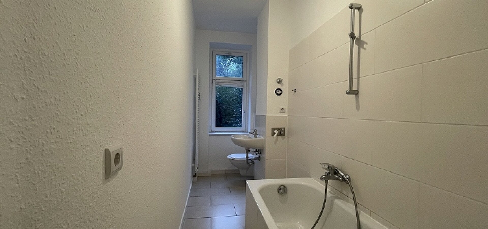 Tageslichtbad mit Wanne