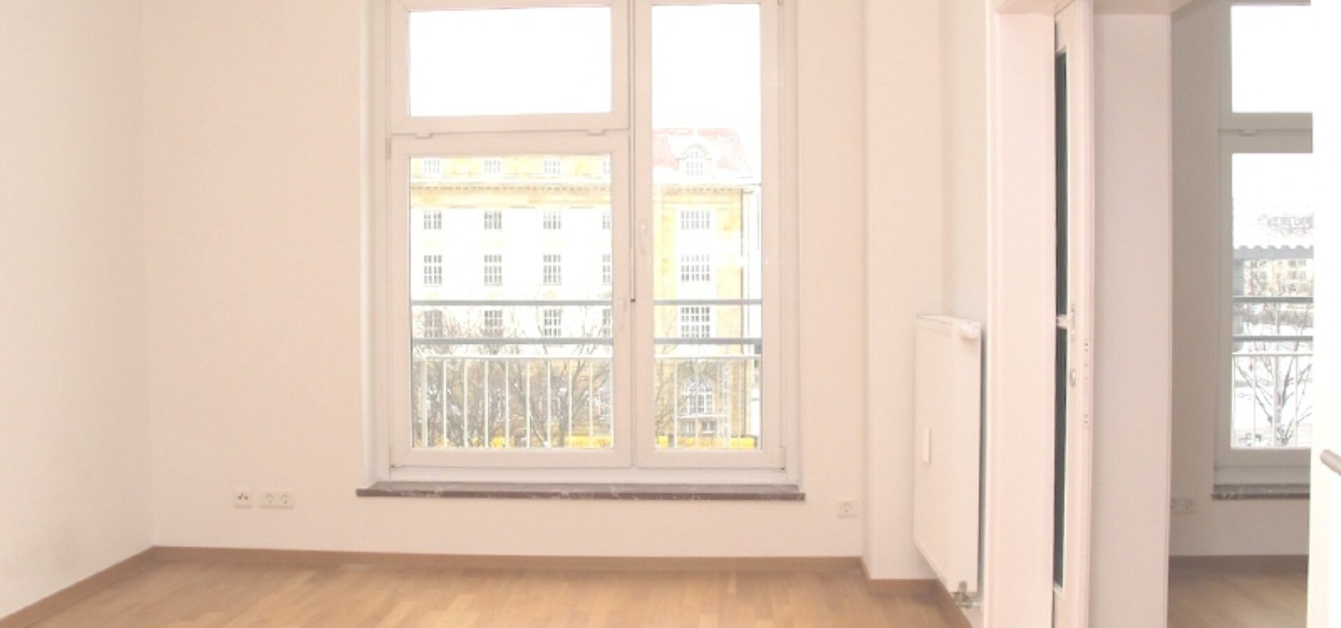sonniges Zimmer - Schiebetür zum Wohnraum