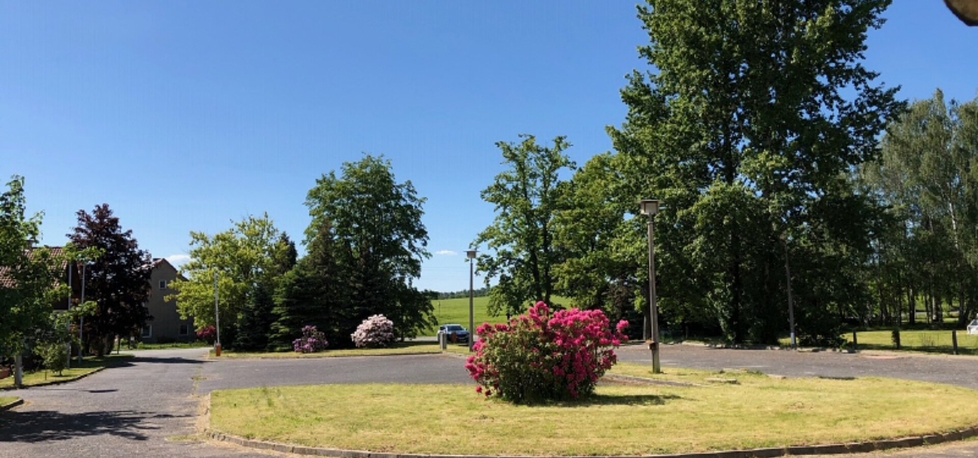 Blick vom Haupteingang auf den Parkplatz