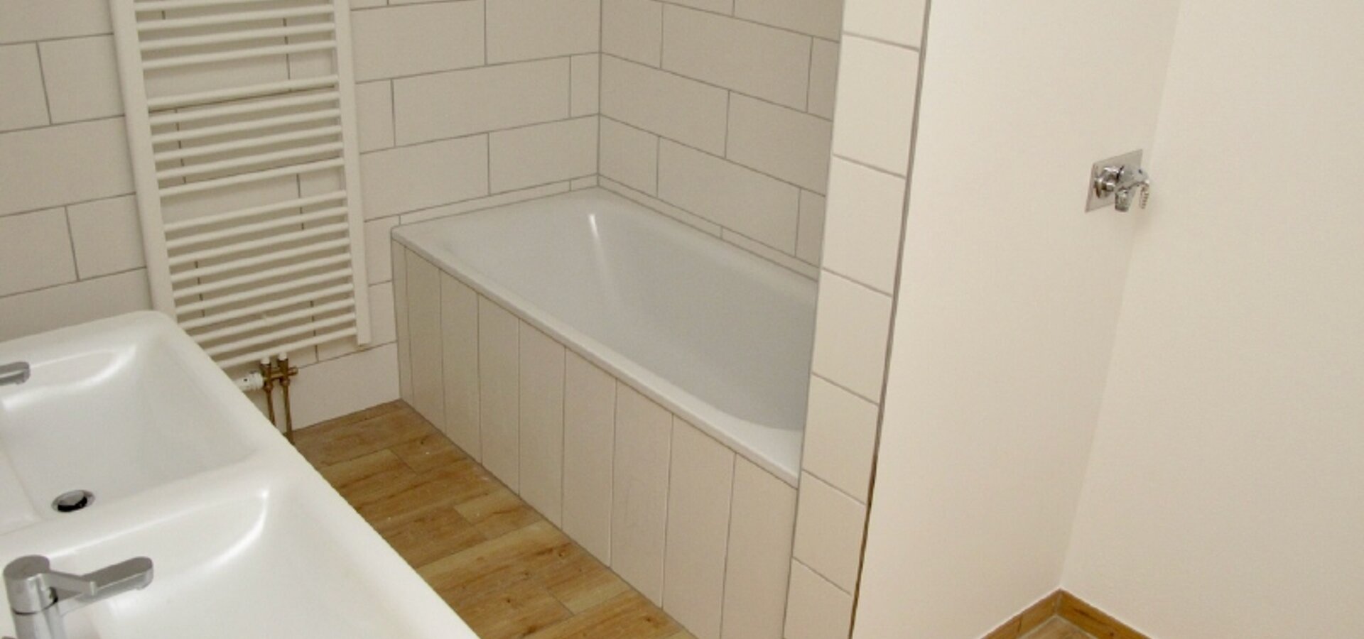 Bad mit Doppelwaschbecken