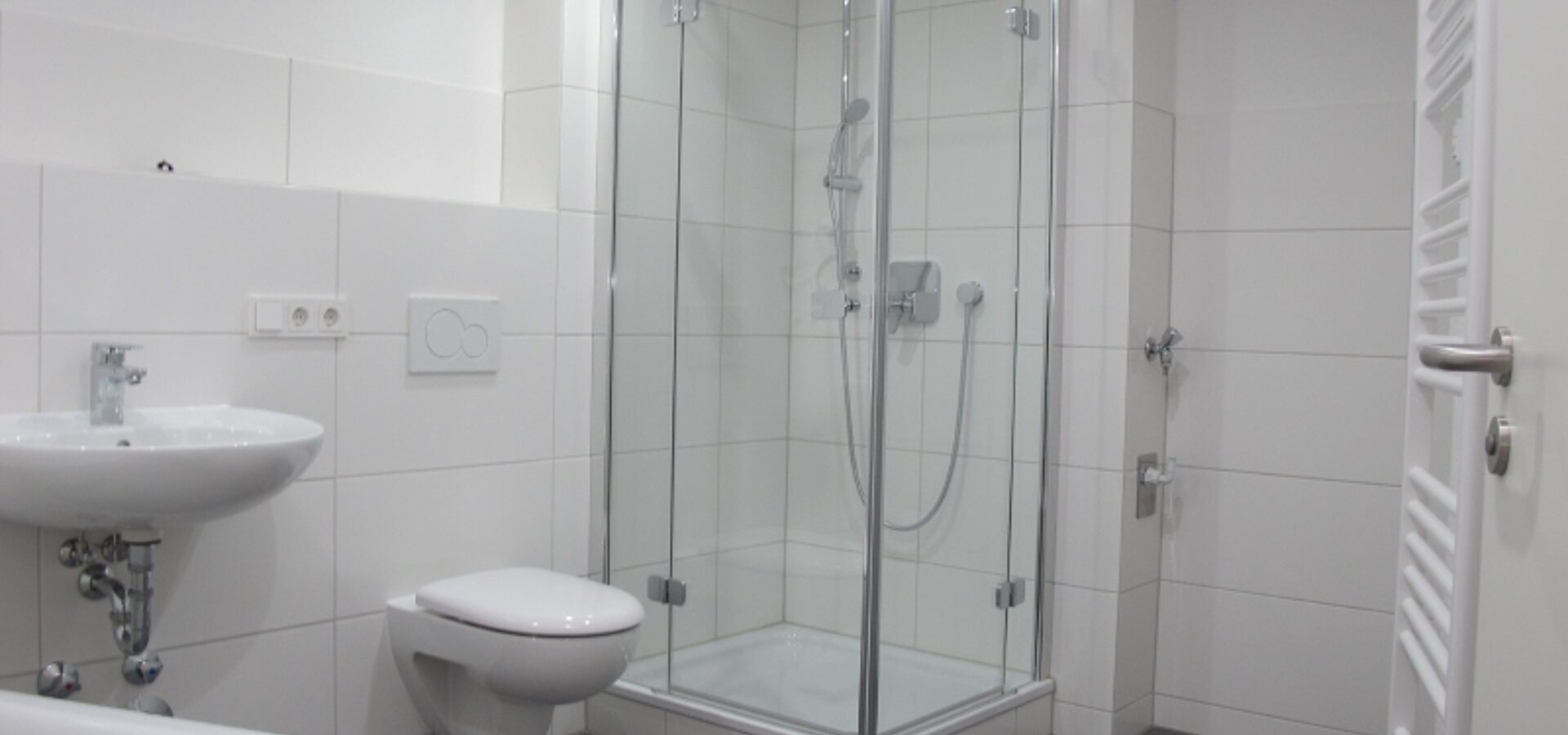 Bad mit Wanne + Dusche